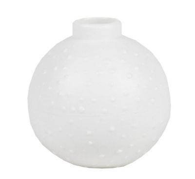 Weiße, kugelförmige Räder Vase aus dem Living Wunderkugel Vasenset mit feiner Punktstruktur.